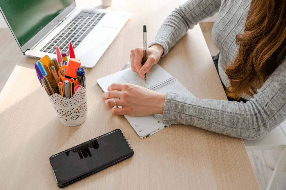 Persona tomando notas en un cuaderno