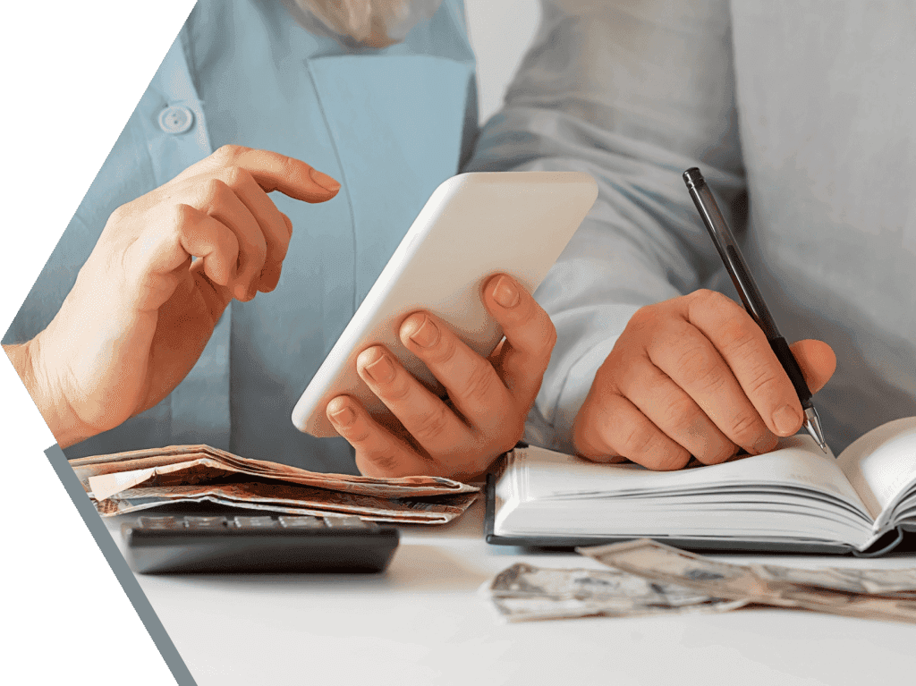 Pareja planificando finanzas con calculadora y dispositivos